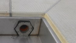 Detail odtoku nerezového středového žlabu