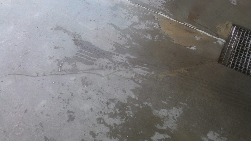 Detail klasického povrchu podlahy mycího boxu
